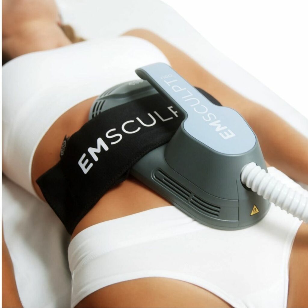 EMSCULPT NEO s’adresse en toute logique aux hommes et aux femmes qui veulent avoir moins de graisse corporelle et plus de muscles.